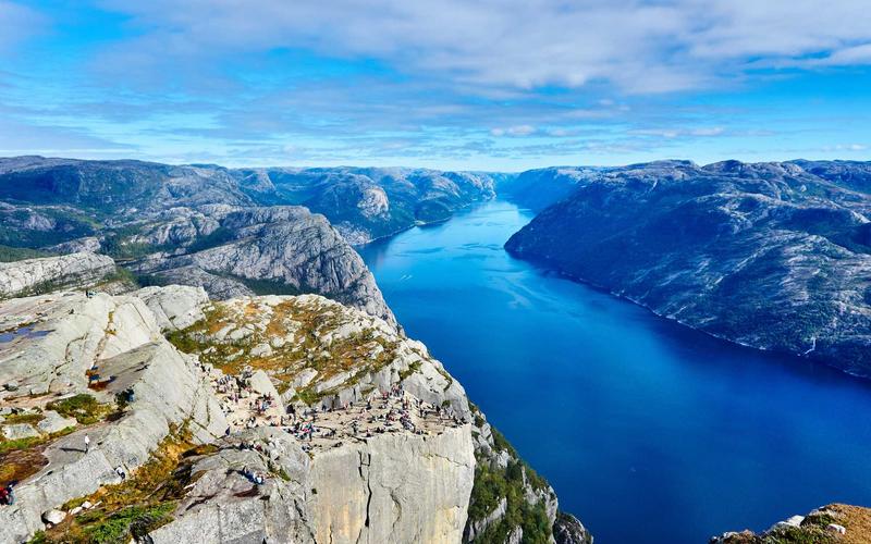 Abstract visualization of streaming technology